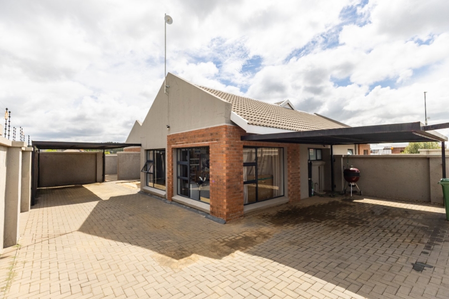 5 Bedroom Property for Sale in Somerton Estate Free State